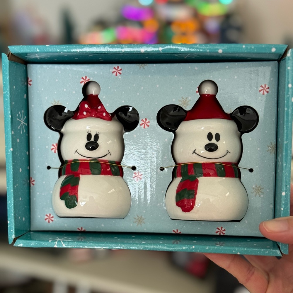 Disney Mickey & Minnie snowman salt & pepper shakers.